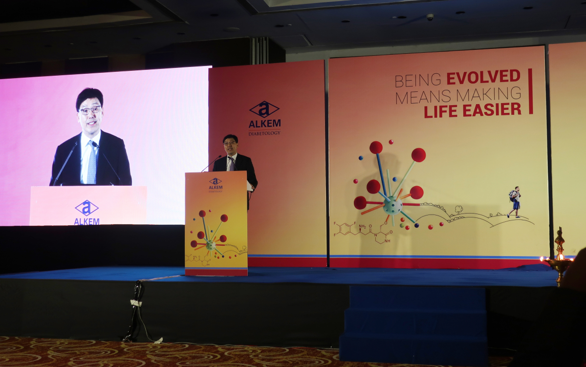 ▲17일 인도 뭄바이에서 개최된 슈가논(현지 제품명 발레라) 발매식에서 엄대식 동아에스티 회장이 축사를 하고 있다.(사진제공=동아에스티)