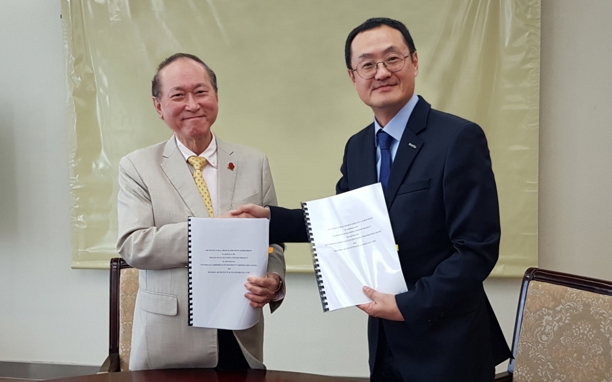 ▲: OCIC 펑 키우 싸이(Pung Kheav Se) 회장(왼쪽)과 희림 글로벌전략사업본부 노진형 부사장(오른쪽)이 계약 체결식에서 기념촬영을 하고 있다.(사진=회사제공)