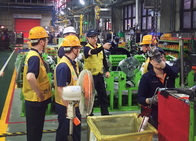 ▲두산인프라코어가 협력사 직원들과 함께 안전보건 공생협력 프로그램을 진행하고 있다. 사진제공 두산인프라코어