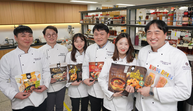 ▲서울 성동구 성수동에 위치한 신세계푸드 종합식품연구소 올반LAB에서 상품개발팀 연구원들이 올반 가정간편식을 소개하고 있다.(사진제공=신세계푸드)