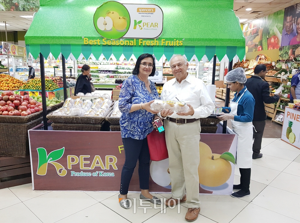▲농협이 한국 배 인도 수출을 위해 현지 프리미엄 매장에서 행사를 열고 있다.(사진제공=농협)