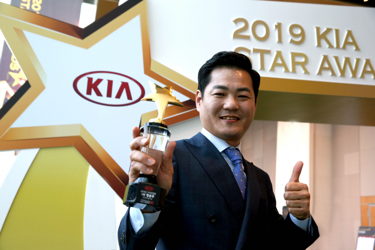 ▲‘2019 기아 스타 어워즈’에서 판매왕에 오른 망우지점 정송주 영업부장. (사진제공=기아차)