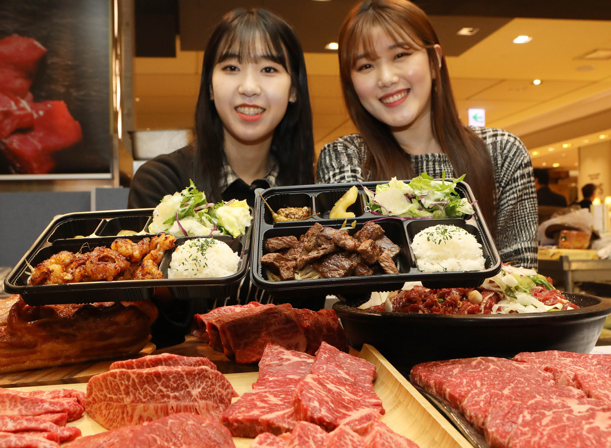 ▲18일 오전 롯데백화점 소공동 본점에서 직원들이 횡성 한우, 고창 한우 상품들을 선보이고 있다.(롯데백화점)