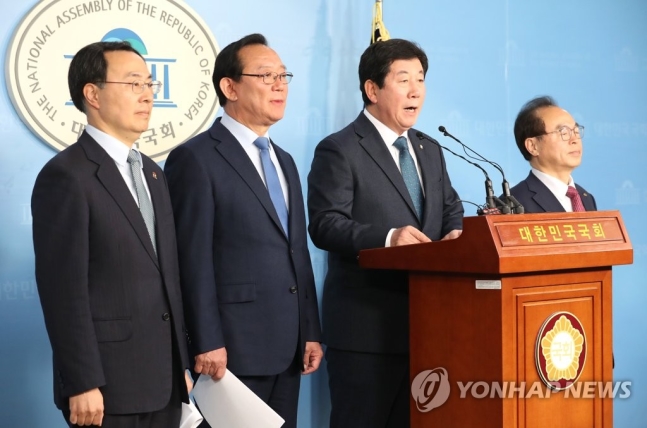 ▲문승욱 경남경제부지사(왼쪽부터), 송철호 울산시장, 더불어민주당 박재호 의원, 오거돈 부산시장이 17일 오후 국회 정론관에서 김해신공항과 관련한 기자회견을 열고 김해신공항은 장애물 절취, 사고 위험, 소음 증가 등 문제점이 있다고 밝혔다.(연합뉴스)