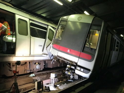 ▲홍콩에서 18일(현지시간) 지하철 차량 두 대가 신호시스템 고장으로 충돌한 가운데 MTR 직원들이 현장을 조사하고 있다. 홍콩/AP연합뉴스 
