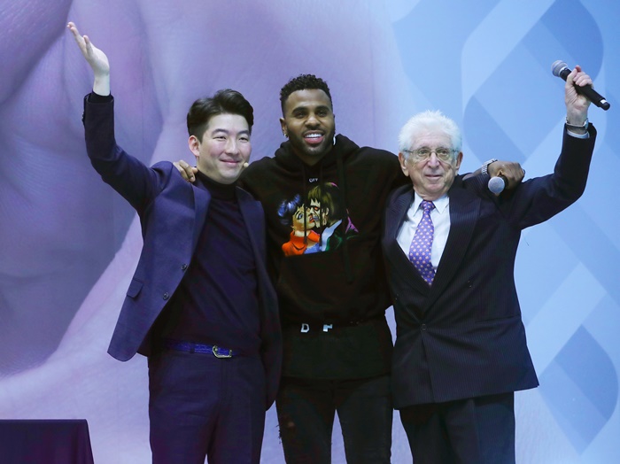 ▲마이클 잭슨 헌정앨범 '렛츠 셧업 앤 댄스(Let's Shut Up & Dance)' 홍보를 위한 제이슨 데룰로와 제리 그린버그 회장 방한 기자회견이 열린 18일 오후 서울 광화문광장 KT 5G 체험관에서 가수 제이슨 데룰로(가운데)와 세계적 뮤직 레이블 7SIX9 엔터테인먼트 제리 그린버그(오른쪽) 회장, 황윤하 7SIX9 엔터테인먼트 아시아 CEO가 어깨동무를 하고 있다.(뉴시스)