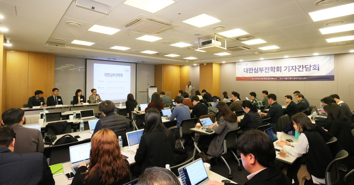 ▲대한심부전학회(이하 심부전학회)는 심부전에 대한 정확한 지식을 전달하기 위해 ‘심부전 바로 알기’ 시민 강좌 등 다양한 활동에 나선다고 18일 밝혔다.(대한심부전학회)