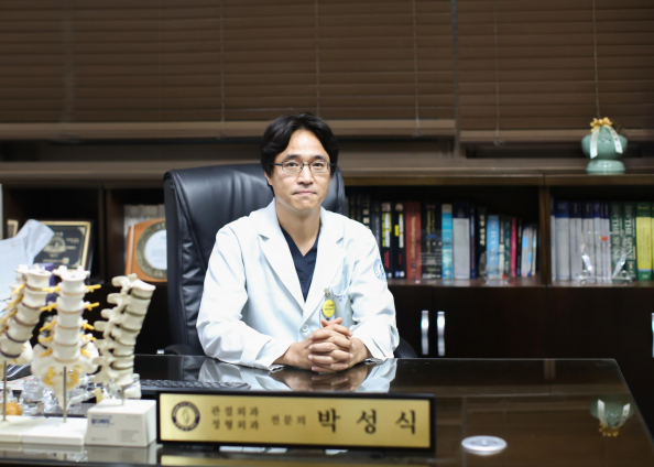▲안산 21세기 병원 관절센터 박성식 원장