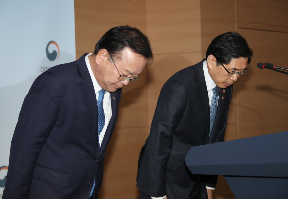 ▲박상기 법무부 장관과 김부겸 행정안전부 장관이 19일 정부서울청사에서 과거사위원회 활동 및 버닝썬 수사 관련 법무부-행안부 합동 긴급 기자회견을 하기 전 고개숙여 인사하고 있다.(사진=연합뉴스)