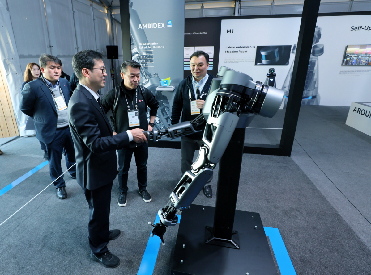 ▲난 1월 9일(현지시간) 미국 라스베이거스에서 열리고 있는 CES 2019에서 LG전자 노진서 로봇사업센터장(오른쪽에서 두 번째)과 네이버랩스 석상옥 헤드(오른쪽에서 첫 번째)가 네이버 부스에 전시된 로봇팔 엠비덱스를 살펴보고 있다.(사진제공=네이버)