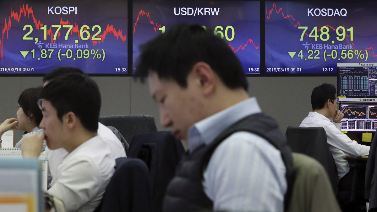 ▲기관과 외국인의 매도에 코스피지수가 4거래일만에 하락 전환한 19일 오후 서울 중구 명동 KEB하나은행 딜링룸에서 딜러들이 업무를 보고 있다.myjs@newsis.com(뉴시스)