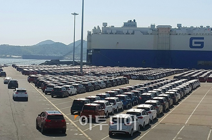 ▲목포신항에 자동차들이 선적을 기다리고 있다.(사진제공=목포해양수산청)