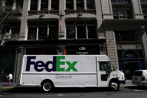 ▲글로벌 운송업체 페덱스(FedEx)의 배달 트럭이 미국 샌프란시스코의 한 건물 앞에 주차되어 있다. 샌프란시스코/AFP뉴시스
