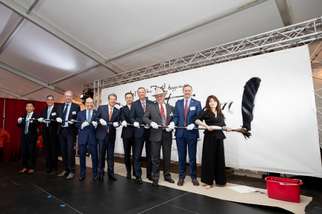 ▲미국 조지아주 공장 건설부지에서 19일(현지시간) 전기차 배터리 생산공장 기공식이 개최됐다. 이날 기공식에서 윤예선 SK이노베이션 배터리사업 대표(왼쪽부터), 데이브 필립 포드 임원, 스테판 좀머 폭스바겐 구매총괄, 윌버 로스 미국 상무장관, 브라이언 켐프 조지아 주지사, 최재원 SK 수석부회장, 덕 콜린스 미국 연방 하원의원, 톰 크로우 잭슨카운티 위원장, 클락 힐 커머스시장이 ‘대붓 퍼포먼스’에 참여하고 있다.(사진제공=SK이노베이션)