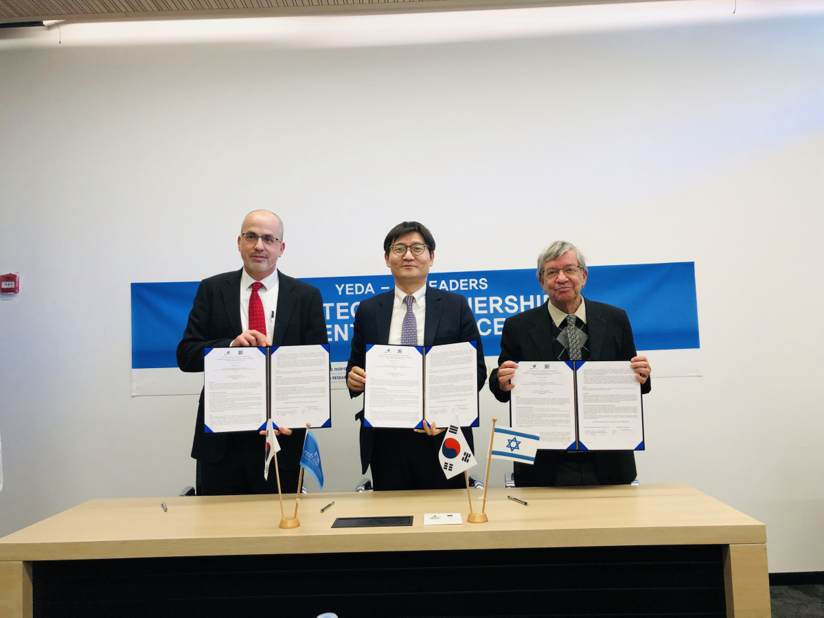 ▲길 그라노트 마이어 예다 대표(왼쪽부터)와 박영철 바이오리더스 회장, 모데카이 셰브스 와이즈만과학연구소 부총장이 합작법인 설립 계약 체결식에서 기념사진을 촬영하고 있다.(사진제공=바이오리더스)