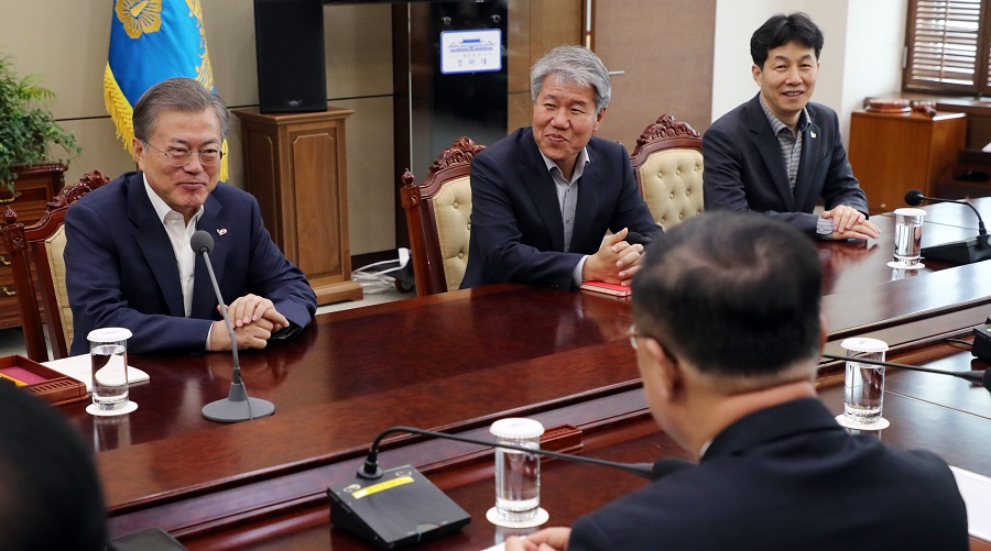 ▲문재인 대통령이 20일 오전 청와대에서 홍남기 경제부총리 겸 기획재정부 장관의 주요 경제 현안 보고를 듣고 있다. 왼쪽부터 문 대통령, 김수현 정책실장, 윤건영 국정기획상황실장.(연합뉴스)