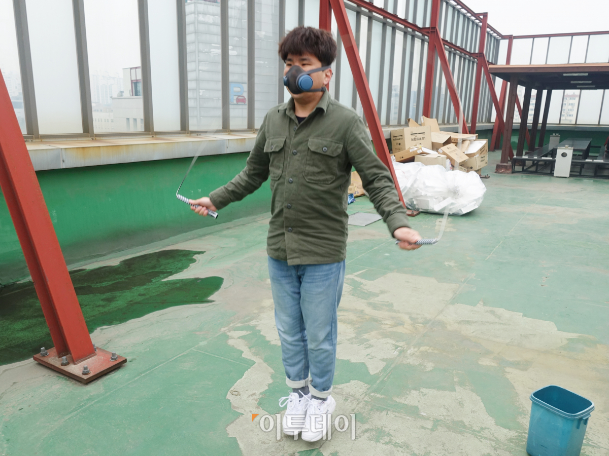 ▲막상 써보면 아주 많이 불편하지는 않다. (나경연 기자 contest@)