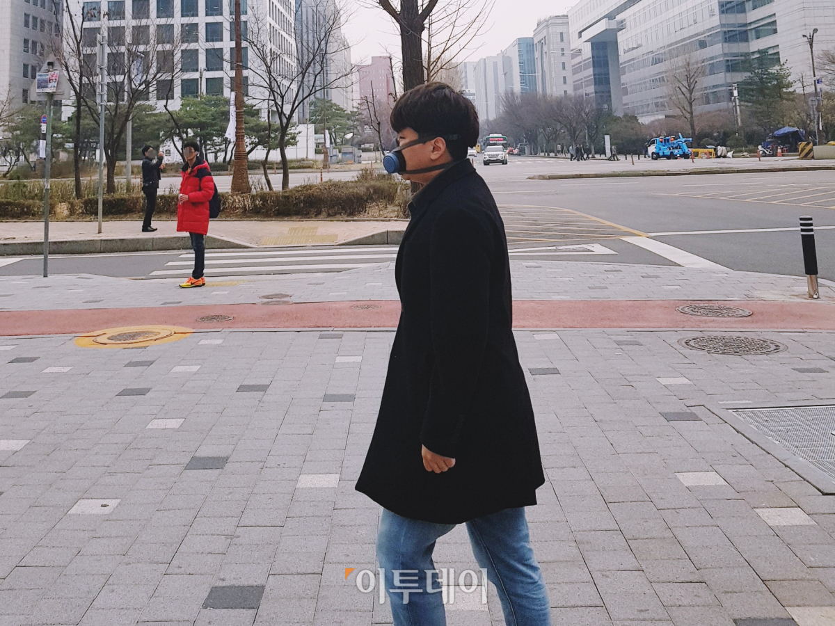 ▲나는 차가운 도시 남자… 하지만 내 여자에겐 따뜻하겠지… (김정웅 기자 cogito@)