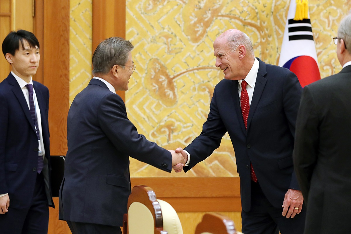 ▲문재인 대통령이 20일 오후 청와대 본관 접견실에서 댄 코츠 미국 국가정보장(DNI)을 접견하고 있다.(사진제공=청와대)