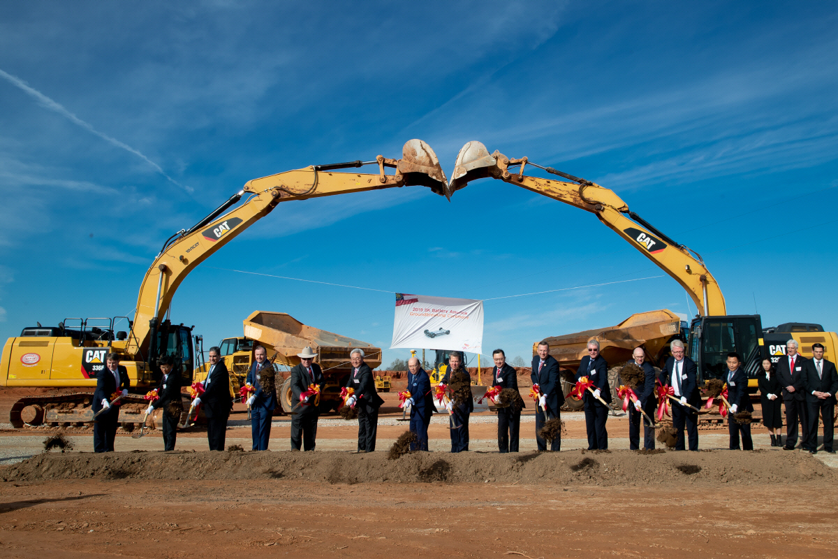 ▲SK이노베이션이 19일(현지시간) 미국 조지아주 잭슨카운티 커머스시에서 배터리 공장 기공식을 열었다. 이날 참석자들이 ‘첫삽뜨기’ 세레모니를 하고 있다. 사진제공 SK이노베이션