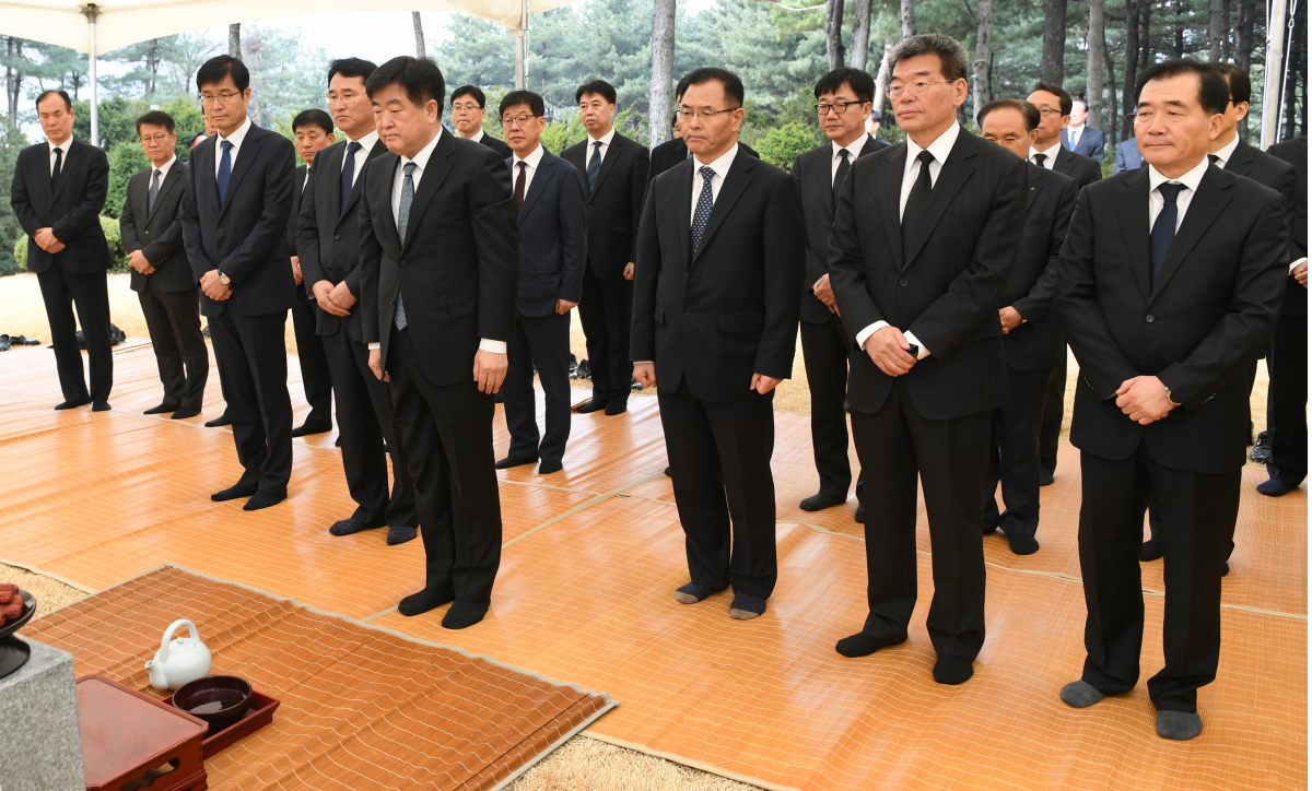 ▲정주영 현대그룹 명예회장의 18주기를 맞아 범현대가 일가가 정몽구 현대차그룹 회장 자택에 모였다. 사진은 이틀 전 선영 참배에 나선 현대중공업그룹 권오갑 지주 부회장(앞줄 왼쪽 세번째)을 비롯한 경영진들 모습. (사진제공=현대중공업)