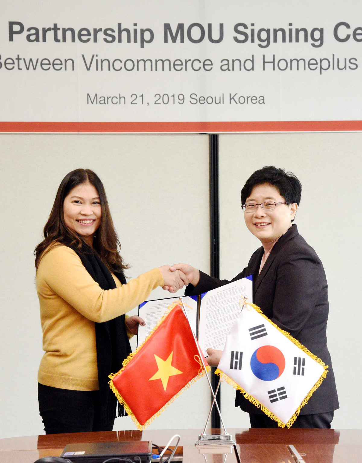 ▲임일순 홈플러스 대표이사 사장(오른쪽)과 응우옌 티 탄 투이(Nguyễn Thị Thanh Thủy) 빈커머스(Vincommerce) 부대표(Deputy CEO, 왼쪽)가 21일 서울 등촌동 홈플러스 본사에서 수출·입을 포함한 유통 전반에 대한 전략 제휴 협약(MOU)을 체결하고 협약서를 들어보이며 악수를 나누고 있다. (홈플러스 제공)