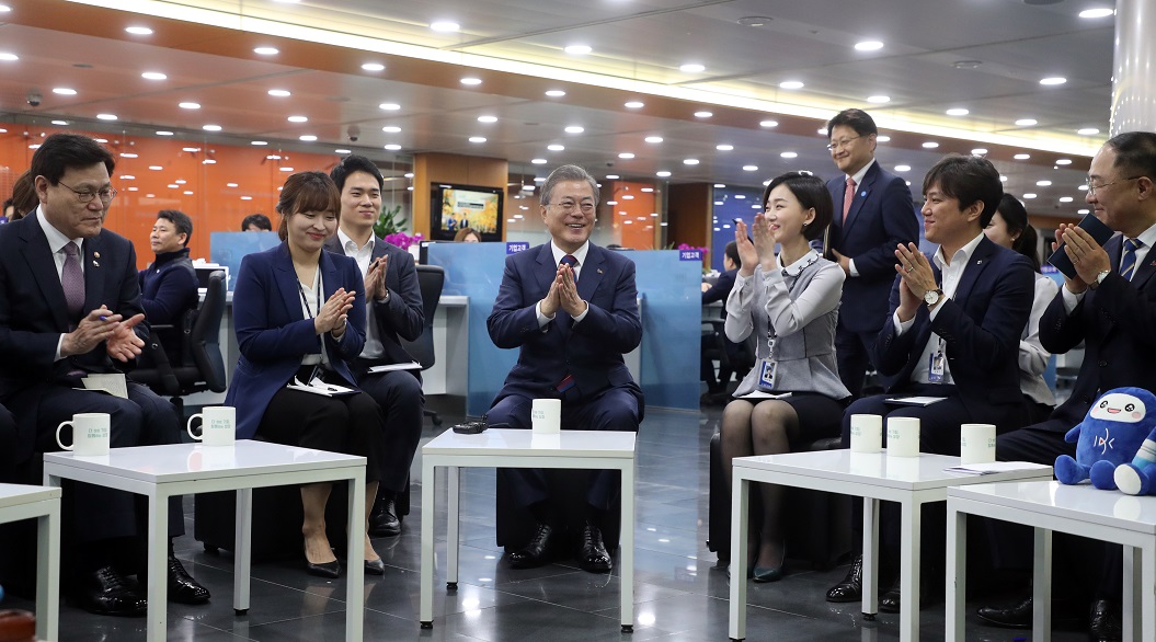 ▲문재인 대통령이 21일 오전 서울 중구 을지로 IBK 기업은행 본점 영업부를 방문, 기업 대출·여신 심사 담당 직원들을 만나기 위해 입장하고 있다.(연합뉴스)