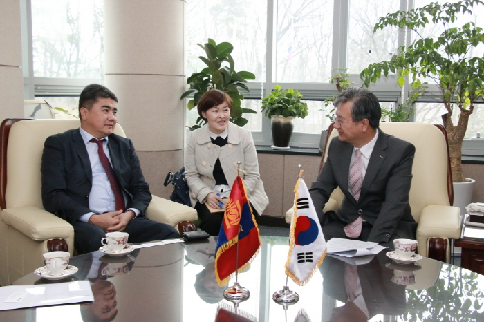 ▲손주석 한국석유관리원 이사장(오른쪽)과 크헤를렝 몽골 광물석유청 청장(왼쪽)이 20일 석유관리원 본사에서 면담을 하고 있다.(한국석유관리원)