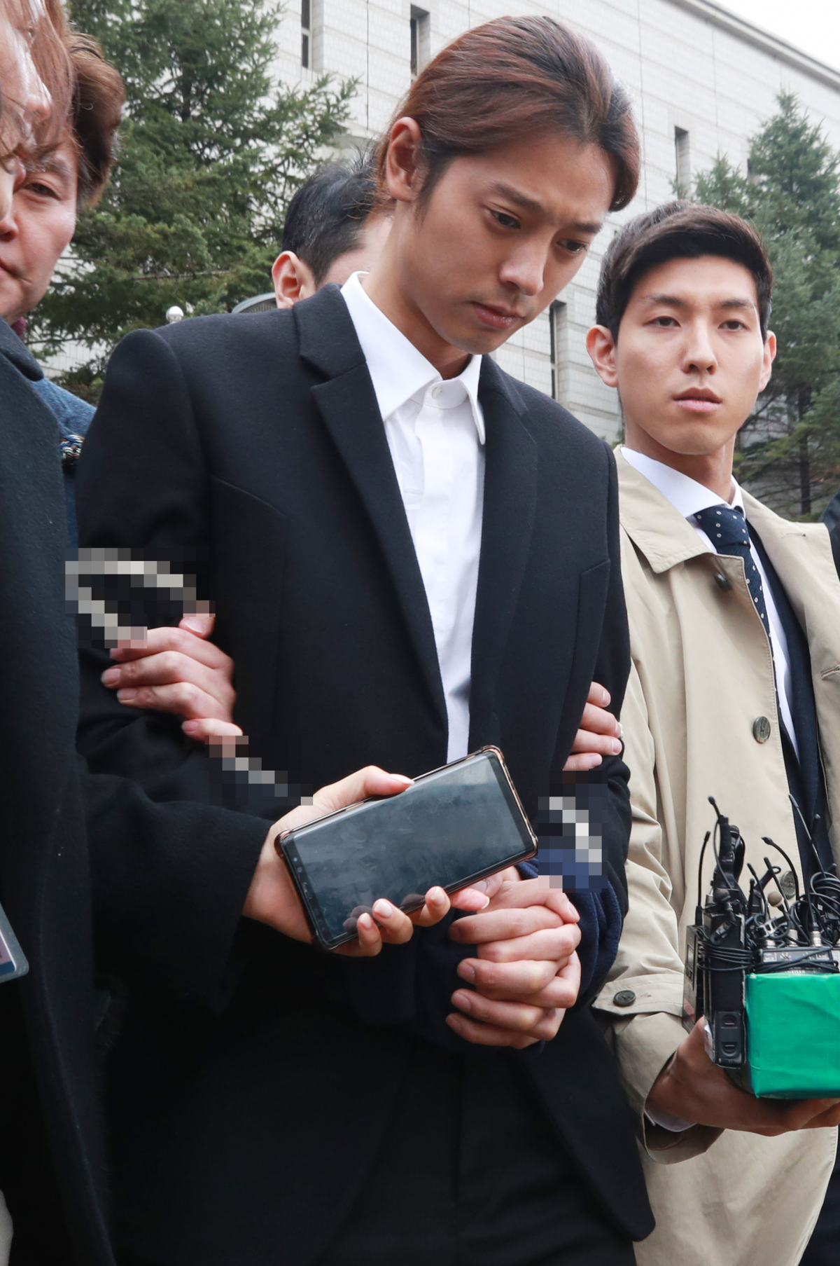 ▲성관계 동영상을 불법적으로 촬영·유통한 혐의를 받는 가수 정준영이 21일 서울중앙지법에서 열린 구속 전 피의자 심문(영장실질심사)을 마치고 법정 밖으로 나서고 있다. 정준영의 구속여부는 이날 저녁께 나올 것으로 보인다. (연합뉴스)