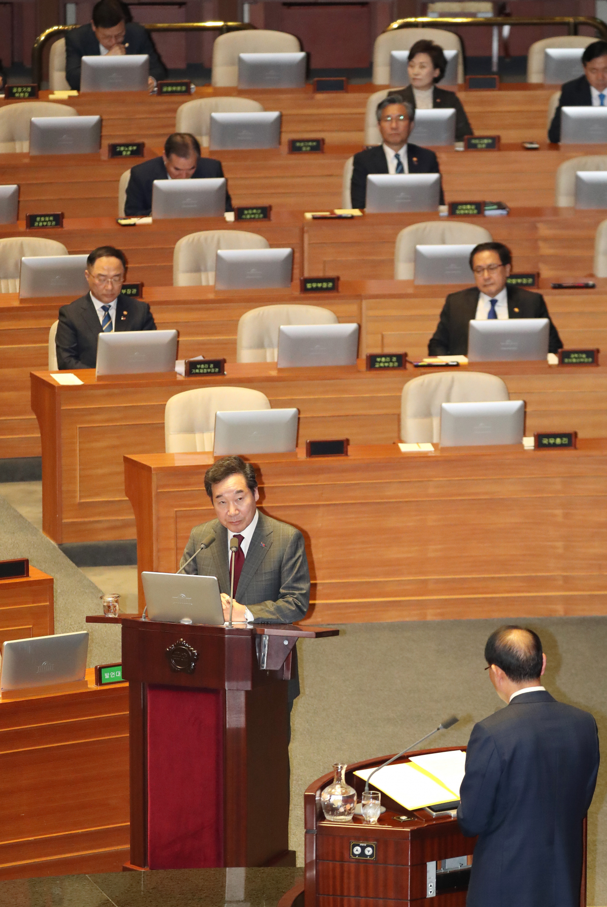 ▲이낙연 국무총리가 21일 오후 국회 본회의장에서 열린 경제 분야 대정부질문에서 더불어민주당 최운열 의원의 질의에 답변하고 있다. (연합뉴스)