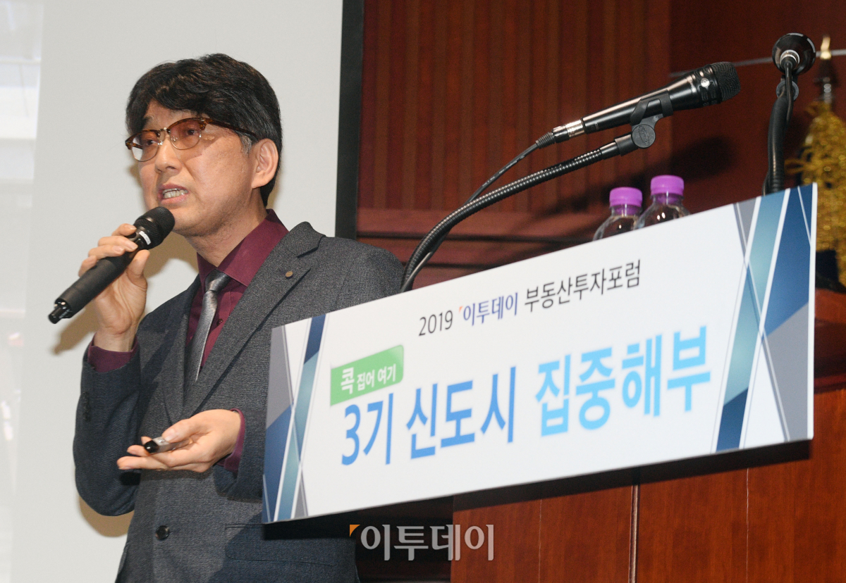 ▲박대원 상가정보연구소장이 21일 서울 여의도 한국금융투자협회 불스홀에서 열린 2019 이투데이 부동산투자포럼에서 '상업용 부동산 투자, 창의력을 발휘하라'를 주제로 강연을 하고 있다. 이날 행사에서 이투데이는 주택 수요자들의 큰 관심을 받고 있는 3기 신도시와 관련해 전문가의 실전 투자 경험을 바탕에 둔 시장 대응 전략을 제시했다. 고이란 기자 photoeran@