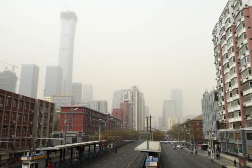 ▲중국 수도 베이징에 미세먼지가 잔뜩 끼어 건물들이 희미하게 보인다. 베이징/신화뉴시스
