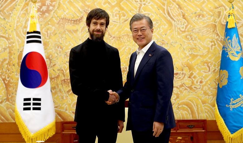 ▲문재인 대통령이 21일 오후 청와대에서 잭 도시 트위터 최고경영자(CEO)를 만나고 있다.(연합뉴스)