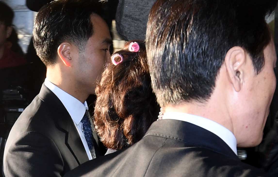 ▲박근혜 대통령 탄핵심판 선고일 당시 이정미 헌재 소장 권한대행이 서울 종로구 헌법재판소에 헤어롤을 풀지 않은채 출근하는 사진이 찍혀 이슈가 됐다. (뉴시스)