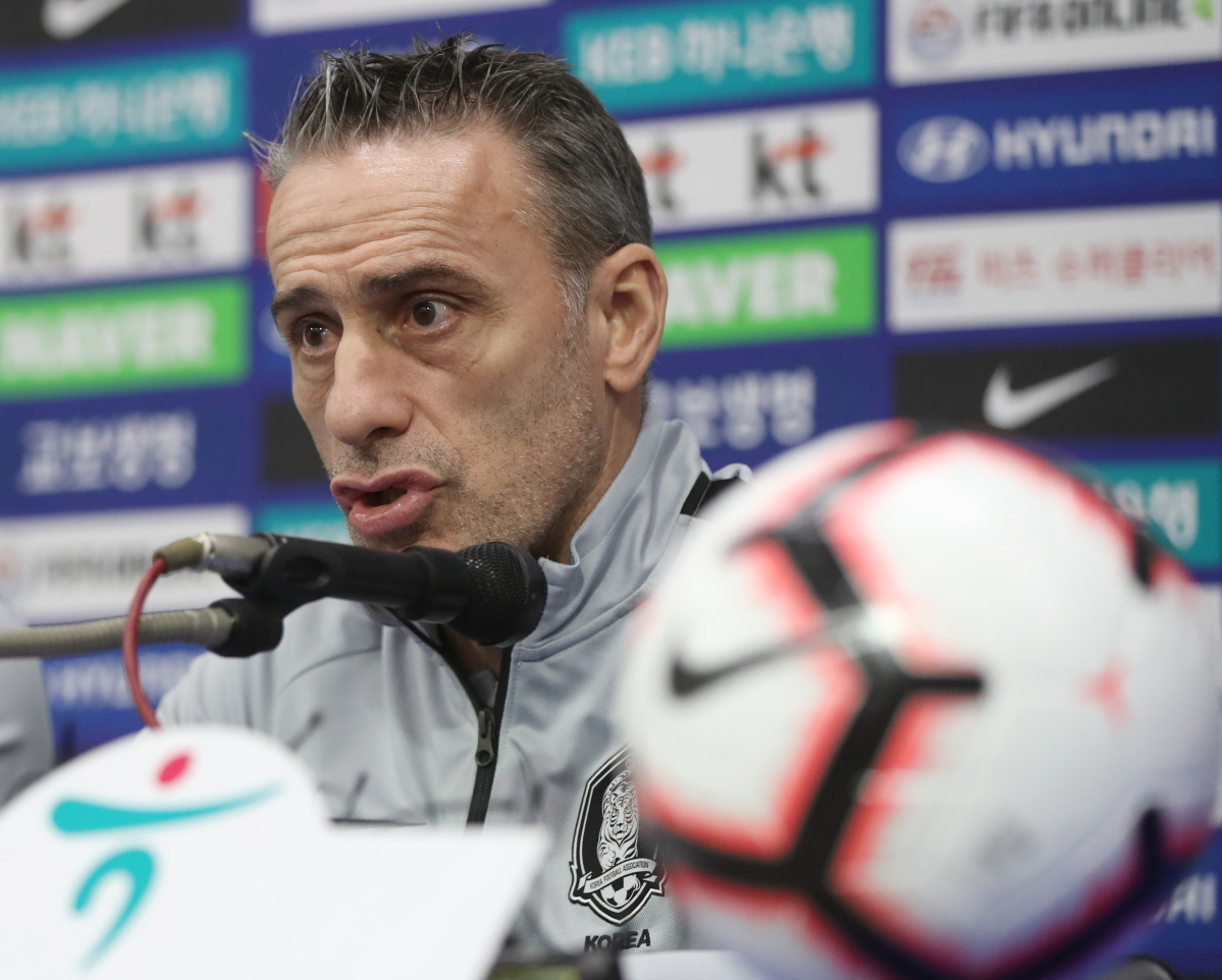 ▲21일 오후 울산 문수축구경기장에서 축구 국가대표팀 파울루 벤투 감독이 22일 열릴 볼리비아와의 평가전을 앞두고 기자회견을 하고 있다.(연합뉴스)