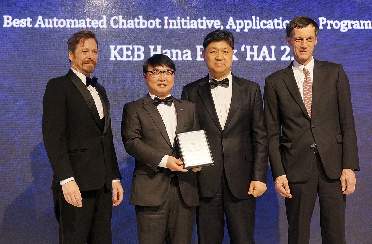 ▲이병렬(왼쪽 두번째) KEB하나은행 미래금융사업본부장이 22일 아랍에미리트 두바이에서 열린 '2019 2019 인터내셔널 리테일 파이낸스어워드'에서 존 홀더(맨 왼쪽) 아시안뱅커 런던 가상현실센터 수석 기술위원 등 관계자들과 함께 기념촬영을 하고 있다.(사진제공=하나은행)