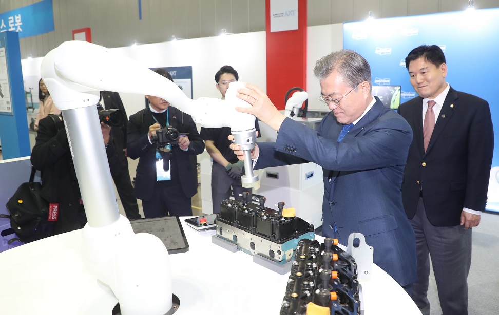 ▲문재인 대통령이 22일 오전 '로봇산업육성 전략보고회'가 열린 대구 달성군 현대로보틱스에서 현장 관계자와 로봇을 이용한 작업을 시연하고 있다.(연합뉴스)