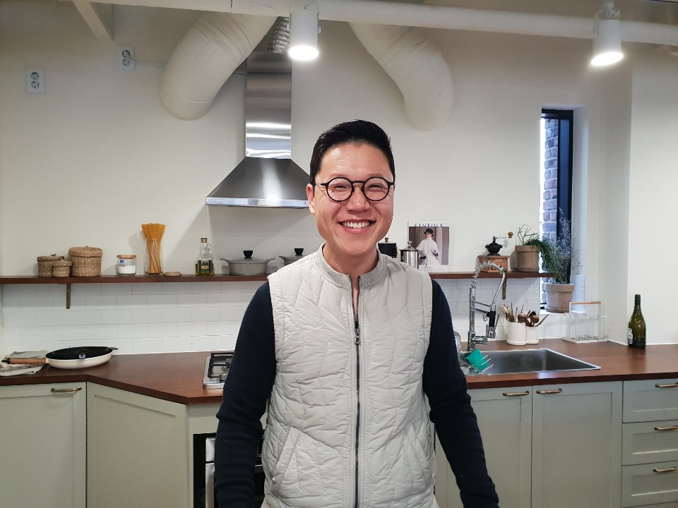 ▲김기웅 심플프로젝트컴퍼니 대표가 24일 종로구 사직동에 있는 위쿡 공유주방에서 환하게 웃고 있다.(이지민 기자 aaaa3469@)
