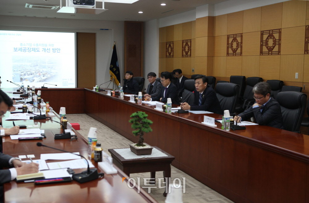 ▲김영문 관세청장이 22일 서울세관에서 보세공장 운영 업체와 보세공장제도 이용에 관심있는 중소기업 대표들과 간담회를 갖고 있다.(사진제공=관세청)