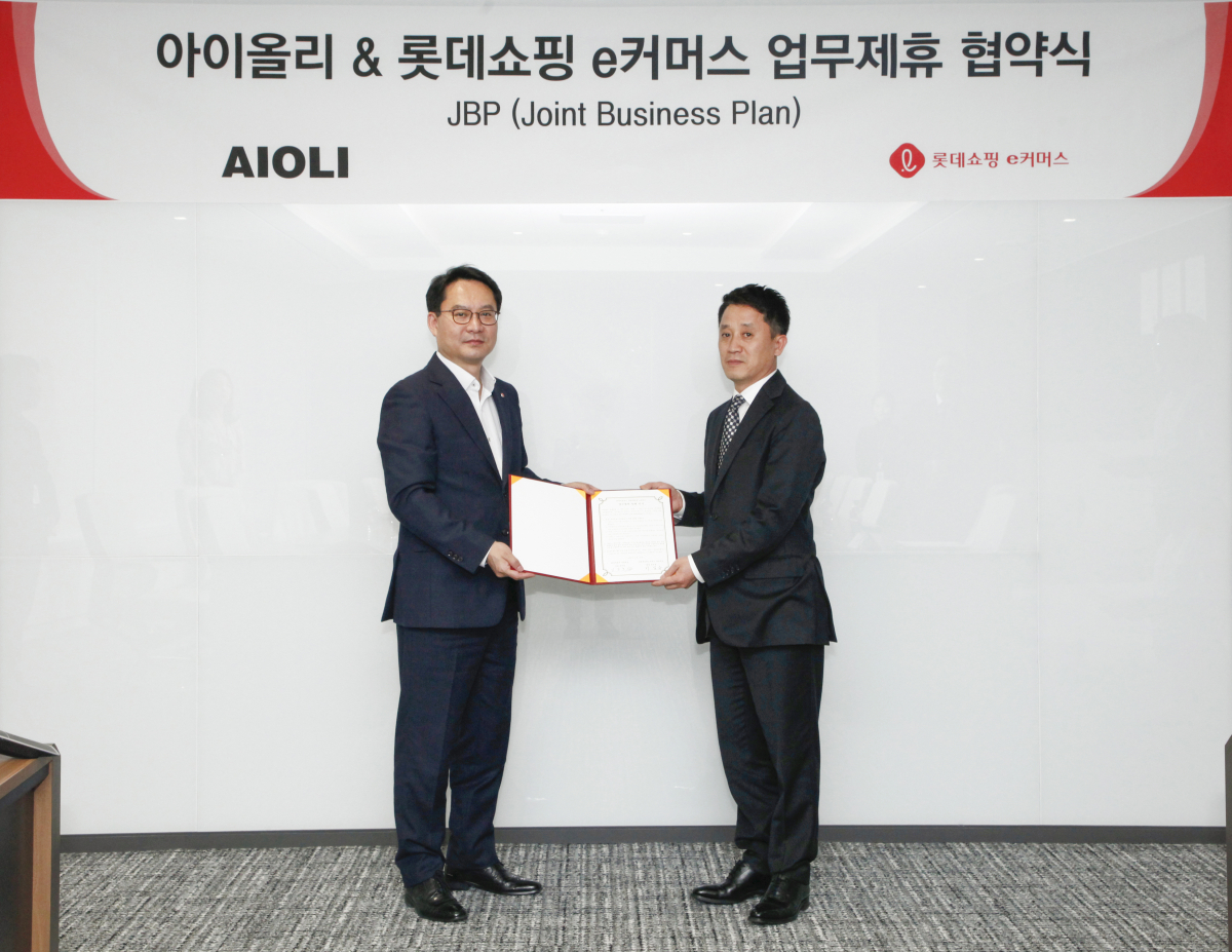 ▲롯데e커머스 영업본부장 이일용 상무(좌)가 아이올리 사업본부장 김종호 상무이사(우)와 업무제휴 협약(JBP)을 체결한 후 기념촬영을 하고 있다.(사진제공=롯데e커머스)