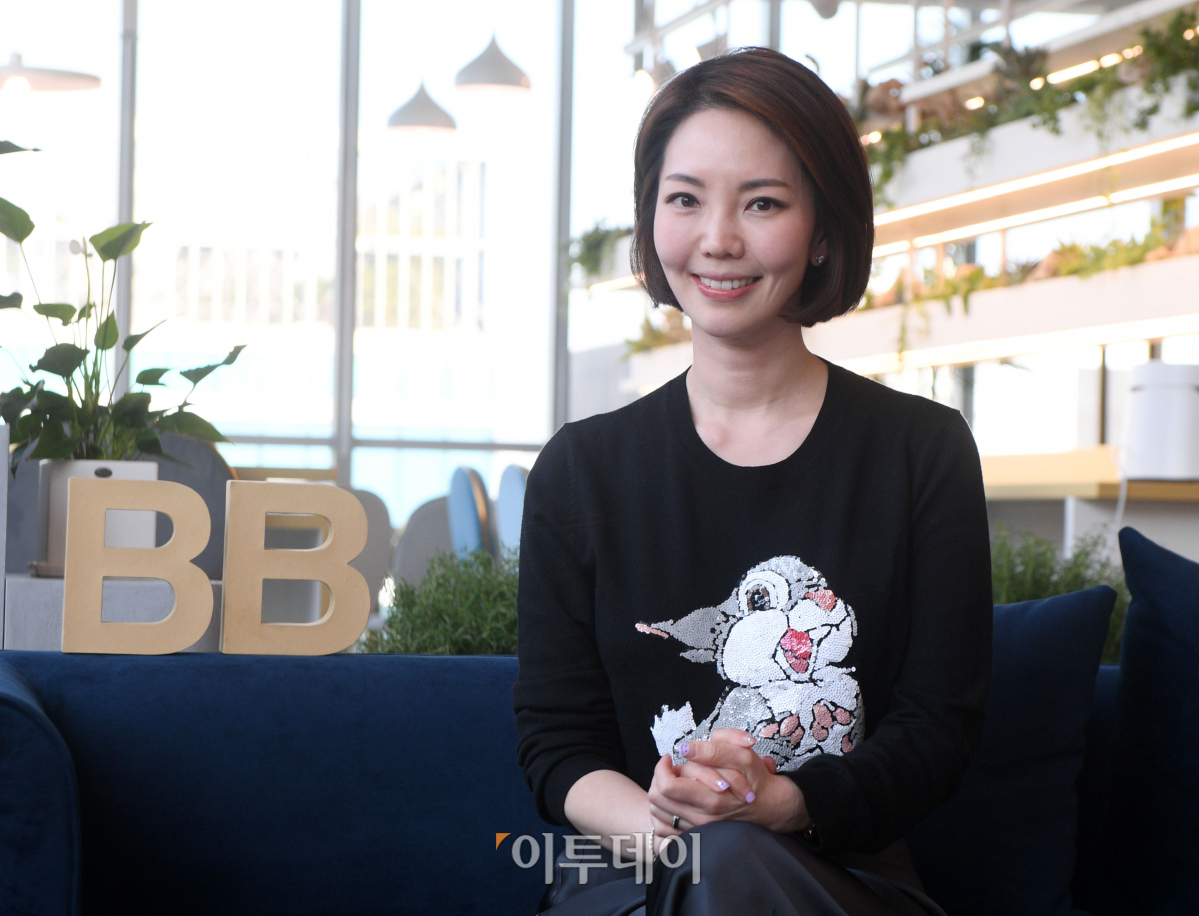 ▲김희영 빌딩블럭스 대표가 22일 서울 서초구 강남대로 사무실에서 이투데이와 인터뷰에 앞서 포즈를 취하고 있다. 고이란 기자 photoeran@