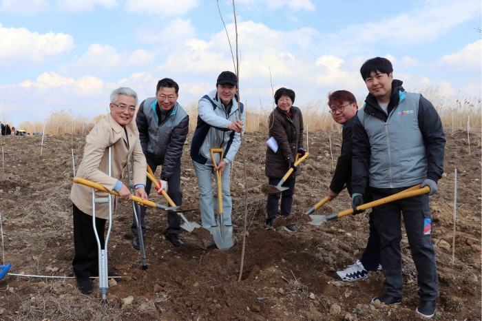 ▲(왼쪽부터) 정원석 한국장애인녹색재단 회장, 신동휘 CJ대한통운 부사장, 김한진 한국그린자원 대표, 김인숙 서울특별시 한강사업본부 공원부장, 진형식 누리장애인자립생활센터 소장, 황진우 CJ로지스틱스 레이싱팀 감독 겸 선수가 나무를 심으며 기념촬영을 하고 있다. 사진제공 CJ대한통운 
