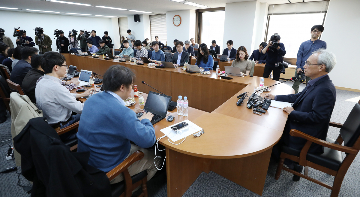 ▲문성현 경제사회노동위원회 위원장이 19일 서울 종로구 경사노위 사무실에서 기자간담회를 열고 있다.(뉴스시)