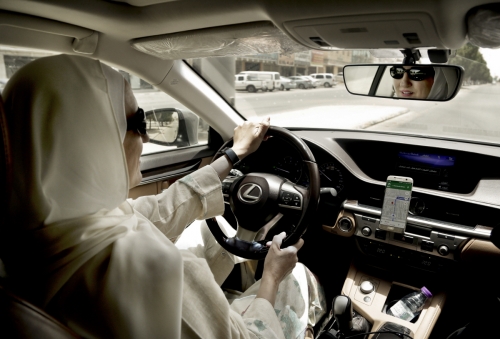 ▲사우디아라비아 리야드에서 차량공유 서비스 카림 소속 여성 운전기사가 차를 몰고 있다. 우버가 중동 차량공유 시장 강자 카림을 31억 달러에 인수하기 일보 직전이라고 24일(현지시간) 주요 외신이 전했다. 리야드/AP뉴시스
