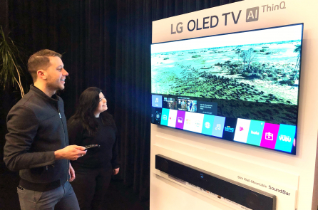 ▲ LG전자가 미국 뉴욕에서 진행한 2019년형 LG 올레드 TV 신제품 체험행사에서 참석자들이 LG 올레드 TV 신제품을 살펴보고 있다. (사진제공=LG전자)