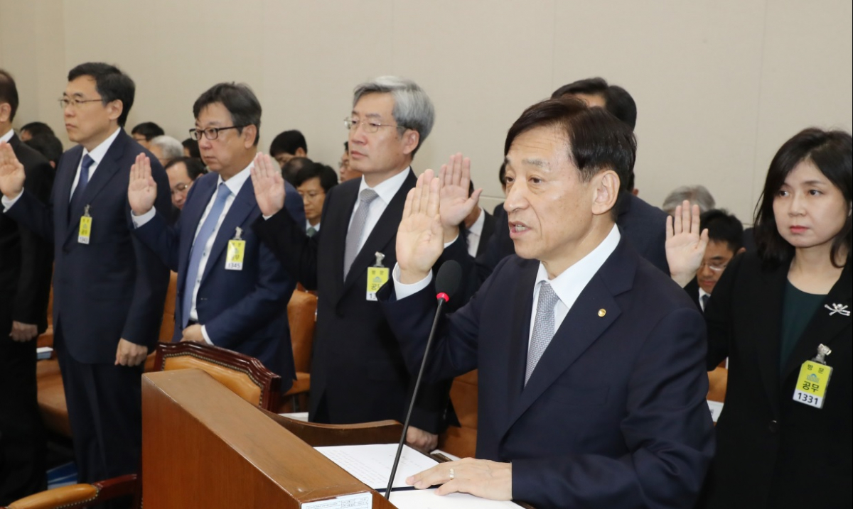 ▲한국은행은 미국 연준의 통화정책 기조 변화에도 불구하고 완화정도의 추가조정을 계속해나가겠다는 뜻을 밝혔다. 사진은 지난해 11월 이주열(오른쪽에서 두번째) 한은 총재가 한은 국감에 앞서 선서를 하고 있는 모습.(연합뉴스)