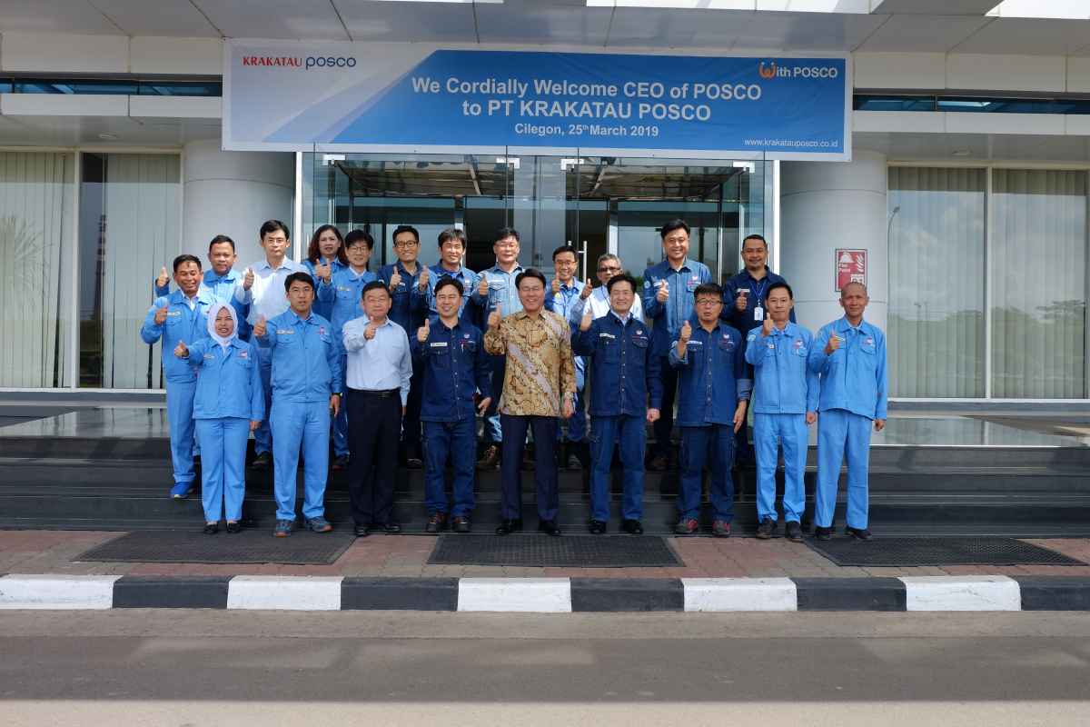 ▲최정우 회장이 크라카타우 포스코 제철소를 방문해 직원들을 격려했다.(사진제공=포스코)