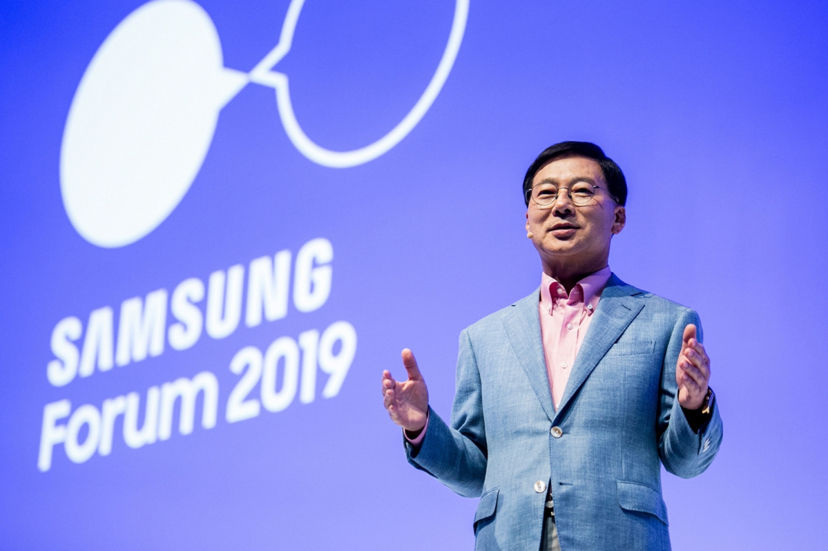 ▲26일 삼성전자 동남아총괄 이상철 부사장이 삼성 동남아 포럼에서 주요 거래선들에게 사업 방향을 설명하고 있다. 삼성전자는 켐페인 아시아퍼시픽에서 아시아 13개국 소비자들을 대상으로 조사하는 '아시아 TOP 1000 브랜드'에서 7년 연속 1위를 했다.(사진제공=삼성전자)