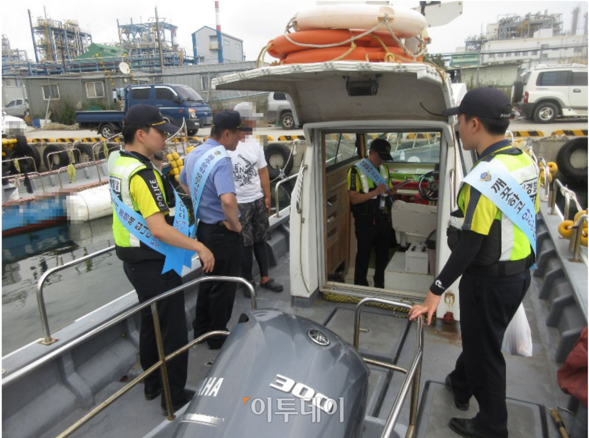 ▲해양수산부는 잦은 안개와 출어 어선 증가 등으로 사고 발생 위험이 높은 봄철 조업시기를 맞아 3월 27일부터 5월 7일까지 어선에 대한 관계기관 합동 안전점검을 실시한다고 밝혔다.(사진제공=해양경찰청)