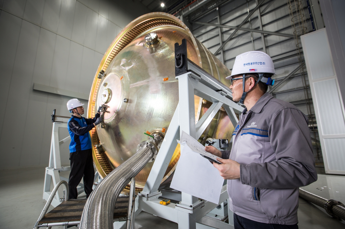 ▲KAI 구성원이 한국형발사체 1단에 들어가는 산화제탱크 조립 작업을 하고 있다.(사진제공=한국항공우주)